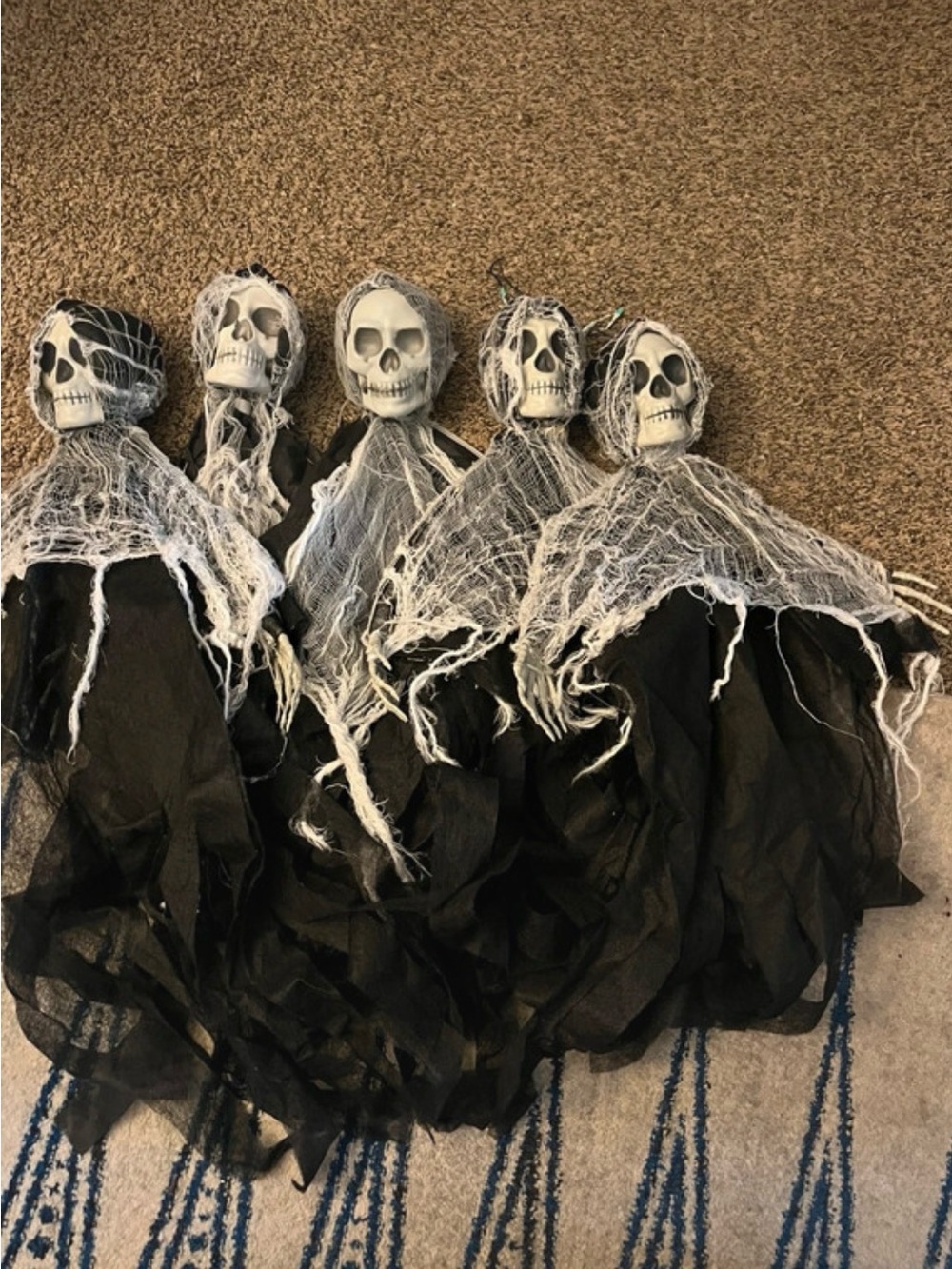 Hanging Five-Skull Halloween Ghost Bunch - Black & White - Picture 2 of 2